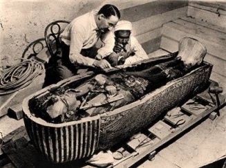 Howard Carter opent het graf van farao Toetankhamon.
